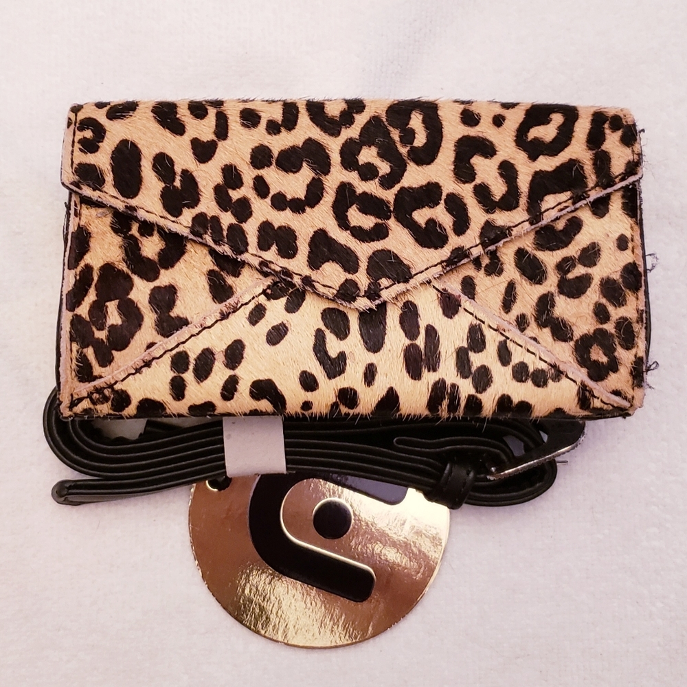 Nila Anthony Womans Cheetas Print Belt Bag